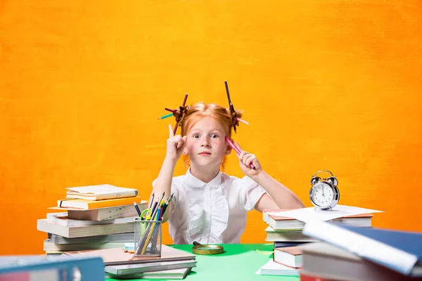 Adolescente avec beaucoup de livres — Photo