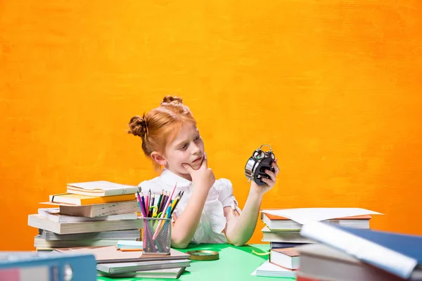 Adolescente chica con un montón de libros — Foto de Stock