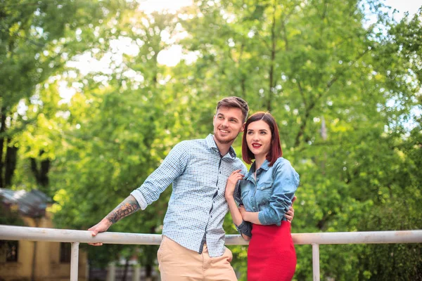 Gelukkig jong koppel in park permanent en lachen op de zonnige dag — Stockfoto