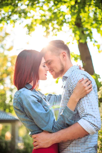 Gelukkig jong koppel in park permanent en lachen op de zonnige dag — Stockfoto