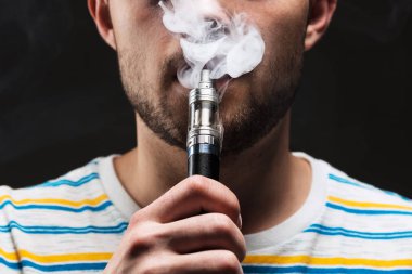 Vaping genç adamın yüzünü