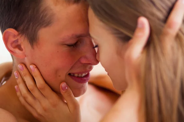 Estilo de vida. Hermosa pareja en la cama — Foto de Stock