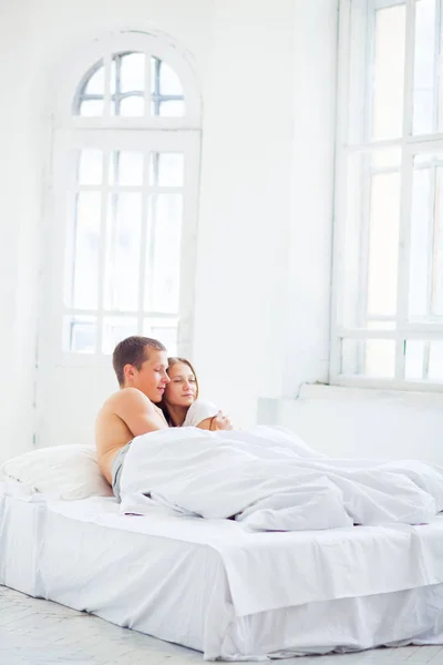 Estilo de vida. Hermosa pareja en la cama — Foto de Stock