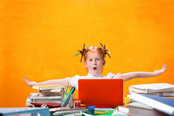 La chica adolescente pelirroja con muchos libros en casa. Captura de estudio — Foto de Stock