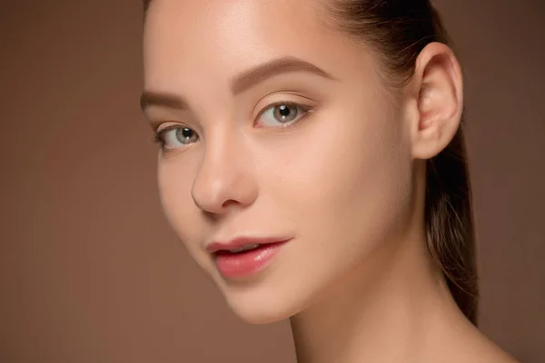 Hermoso retrato de cara de mujer de cerca — Foto de Stock