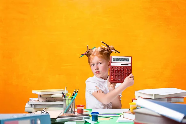 La chica adolescente pelirroja con muchos libros en casa. Captura de estudio —  Fotos de Stock