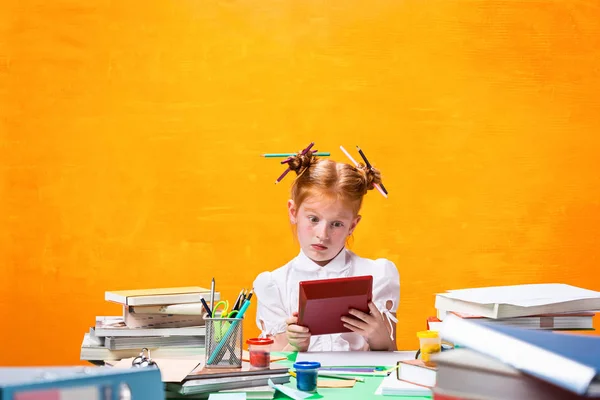 Rödhårig tonåring tjejen med massa böcker hemma. Studio skott — Stockfoto
