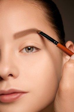 Kalıcı makyaj ve fırça ile güzel kadın gözleri