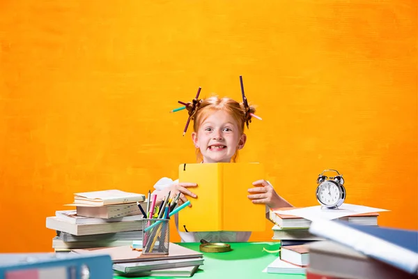 L'adolescente rousse avec beaucoup de livres à la maison. Plan studio — Photo