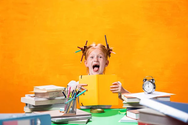 L'adolescente rousse avec beaucoup de livres à la maison. Plan studio — Photo