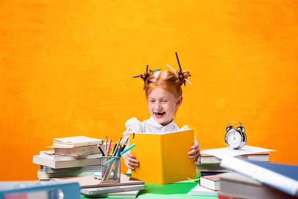 La chica adolescente pelirroja con muchos libros en casa. Captura de estudio — Foto de Stock