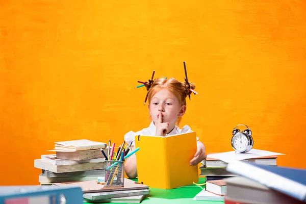 La chica adolescente pelirroja con muchos libros en casa. Captura de estudio — Foto de Stock