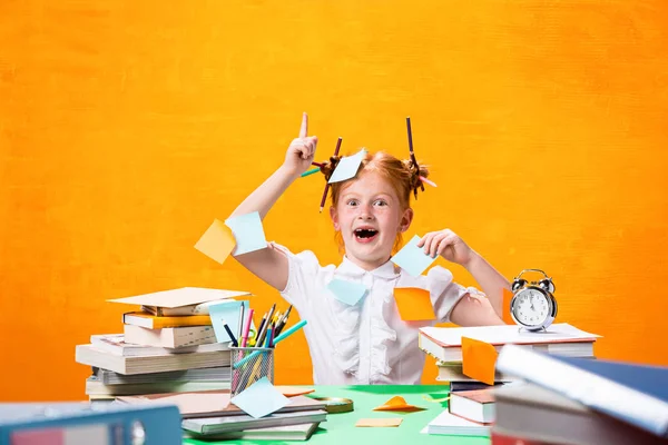 La chica adolescente pelirroja con muchos libros en casa. Captura de estudio —  Fotos de Stock