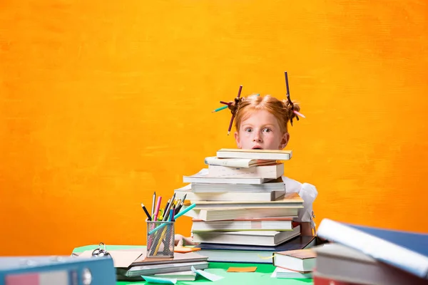Redhead teen dziewczyna z wiele książek w domu. Strzał studio — Zdjęcie stockowe