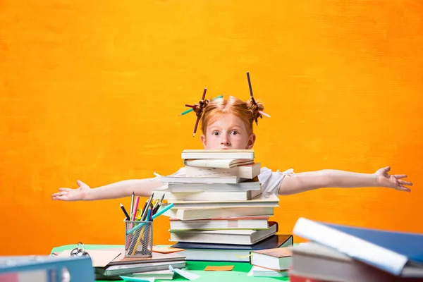 La chica adolescente pelirroja con muchos libros en casa. Captura de estudio —  Fotos de Stock