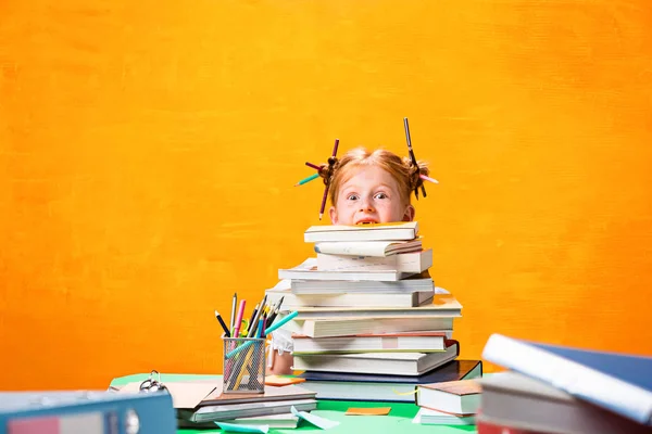 L'adolescente rousse avec beaucoup de livres à la maison. Plan studio — Photo