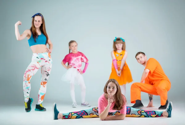 グループ、人間の女性と 10 代のダンス ヒップ ホップ振り付け — ストック写真