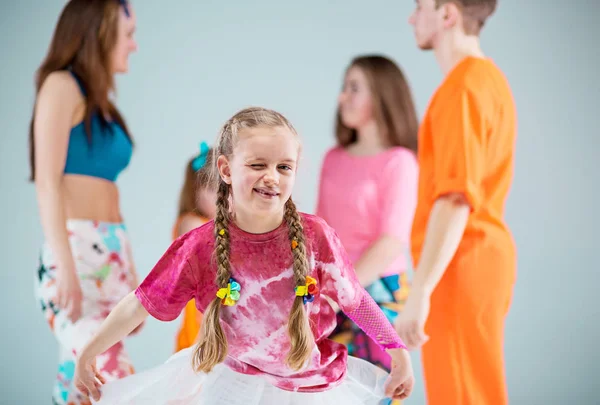 Gruppo di uomini, donne e ragazzi che ballano coreografia hip hop — Foto Stock