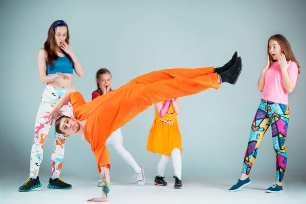 Gruppen av man, kvinna och tonåringar dansa hip hop koreografi — Stockfoto