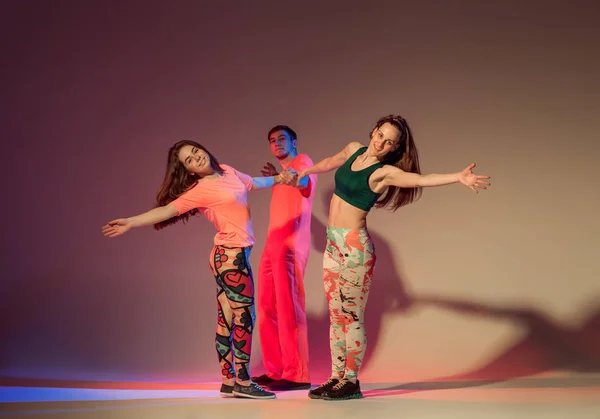 Grupo de homens, mulheres e adolescentes dançando coreografia hip hop — Fotografia de Stock