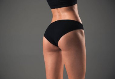 Kas genç kadın atlet gri