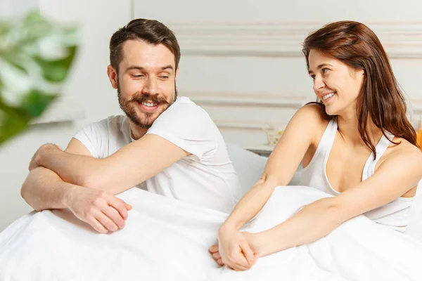 Joven pareja heterosexual adulta acostada en la cama en el dormitorio —  Fotos de Stock