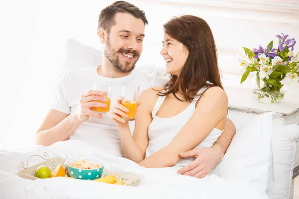 Casal relaxado na cama no quarto em casa — Fotografia de Stock