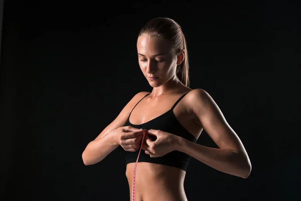 La mujer en forma que mide la forma perfecta de hermoso cuerpo. Concepto de estilos de vida saludables — Foto de Stock