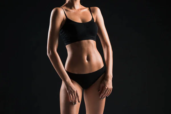 Muscolare giovane atleta donna su nero — Foto Stock