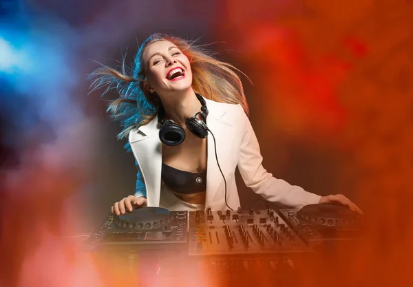 Hermosa chica rubia DJ en las cubiertas - la fiesta , —  Fotos de Stock