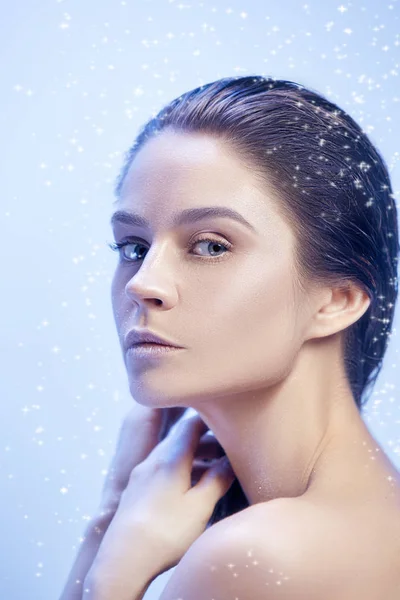 Bela mulher rosto retrato de perto no azul — Fotografia de Stock