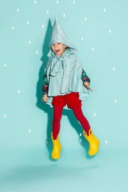 Küçük kız sonbahar giyim moda stil içinde poz.