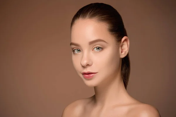 Hermoso retrato de cara de mujer de cerca — Foto de Stock