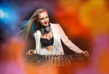 Güzel sarışın Dj kız güvertelerde - parti,