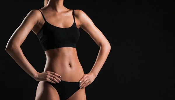 블랙에 근육 질의 젊은 여자 선수 — 스톡 사진