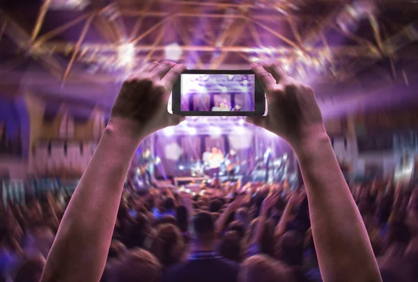 The silhouettes of concert crowd in front of bright stage lights — Stock Photo, Image