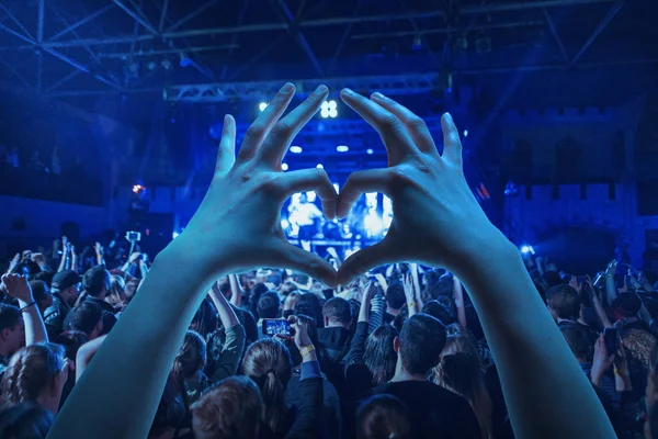 Le silhouette della folla dei concerti di fronte a luci di scena luminose — Foto Stock