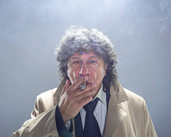 Senior mannen med cigarren som detektiv eller chefen för maffian på grå studio bakgrund — Stockfoto