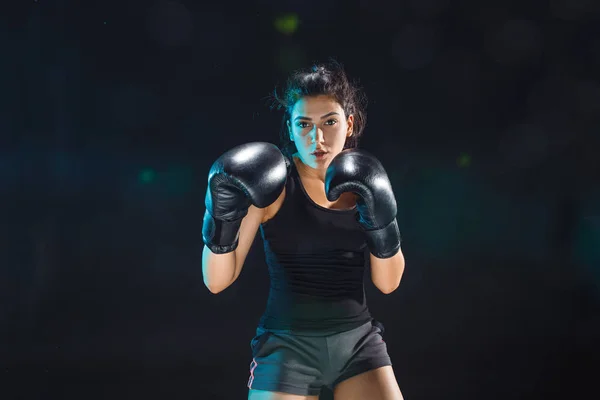 El entrenamiento de boxeadora femenina en el club deportivo — Foto de Stock