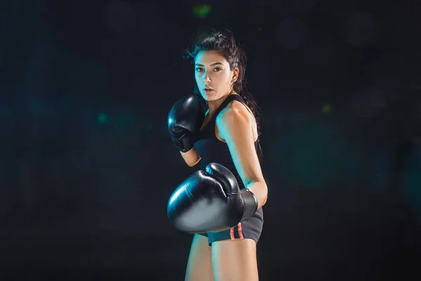 De vrouwelijke bokser die traint bij sportclub — Stockfoto