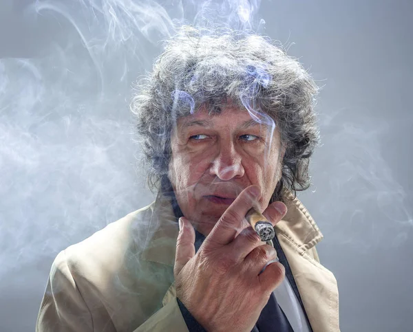 Senior mannen med cigarren som detektiv eller chefen för maffian på grå studio bakgrund — Stockfoto