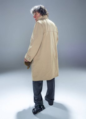 Dedektif ya da gri studio arka plan üzerinde mafya patronu olarak komuta sizde