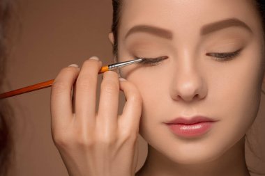 Kalıcı makyaj ve fırça ile güzel kadın gözleri