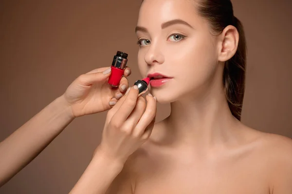 Bela lábios femininos com maquiagem e escova — Fotografia de Stock