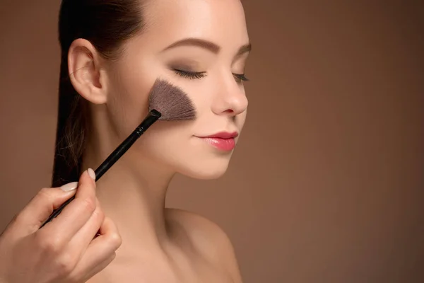 Beauté fille avec pinceau de maquillage. Une peau parfaite. Appliquer le maquillage — Photo