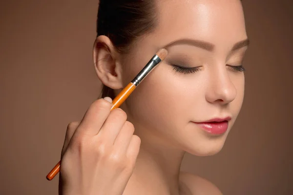 Bellezza ragazza con pennello di trucco. Pelle perfetta. Applicare il trucco — Foto Stock