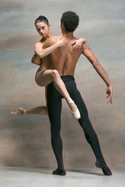 Casal de bailarinos posando sobre fundo cinza — Fotografia de Stock