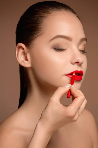 아름 다운 여성 입술 화장과 브러시 — 스톡 사진