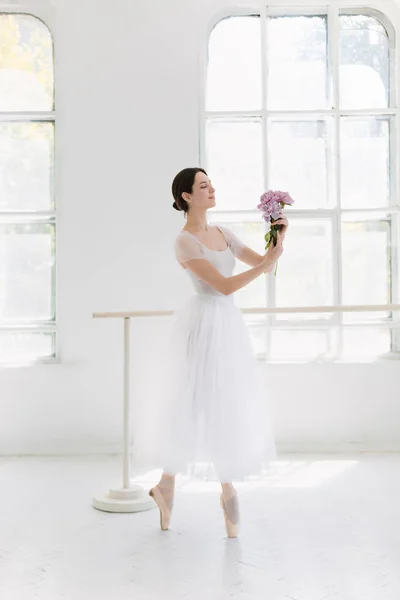 Młodzi i niezwykle piękne baleriny jest pozowanie i taniec w studio biały — Zdjęcie stockowe