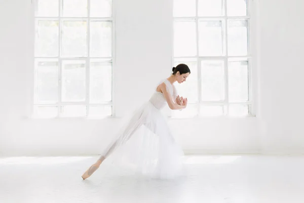 Joven e increíblemente hermosa bailarina posando y bailando en un estudio blanco —  Fotos de Stock